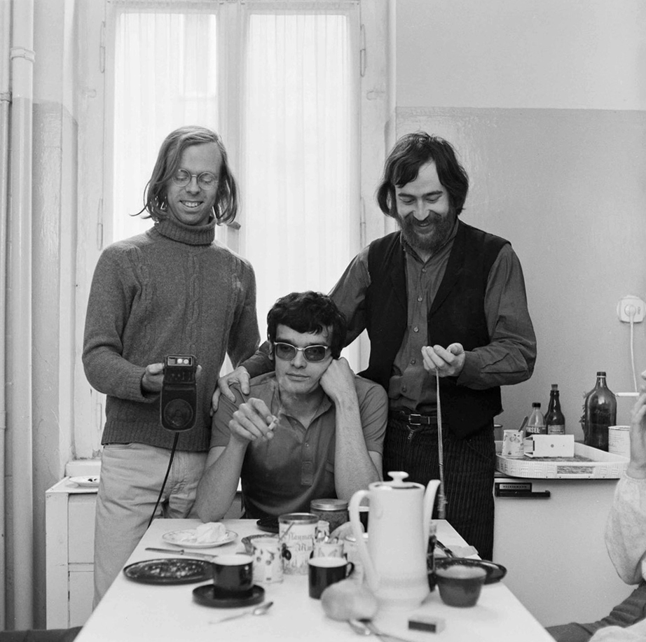 (1) Günter Peter Straschek (midden), Carlos Bustamante (links) en Johannes Beringer (rechts) op de set van Labriola (1970). Foto: Michael Biron. (1) Günter Peter Straschek (midden), Carlos Bustamante (links) en Johannes Beringer (rechts) op de set van Labriola (1970). Foto: Michael Biron.