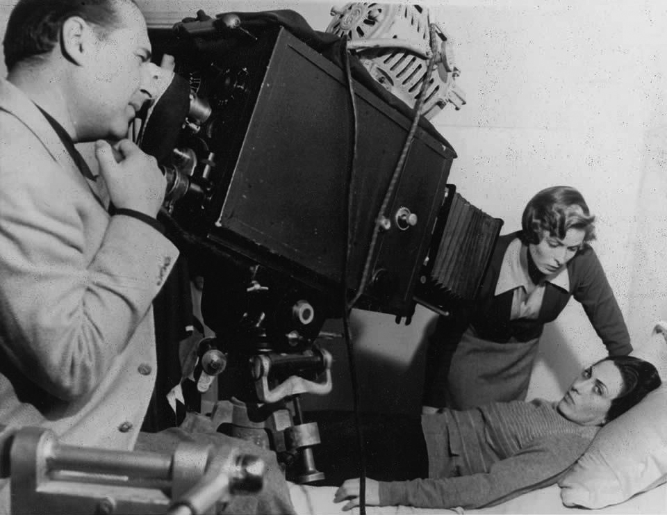 (4) Roberto Rossellini met Ingrid Bergman en een onbekende actrice op de set van Europe ’51 (Roberto Rossellini, 1952) (4) Roberto Rossellini met Ingrid Bergman en een onbekende actrice op de set van Europe ’51 (Roberto Rossellini, 1952)