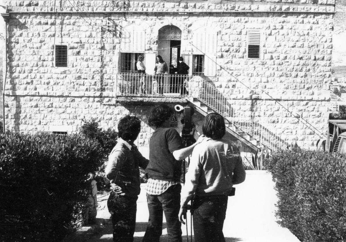 (1) Michel Khleifi, Ives Vandermeeren, Marc-André Batigne, Sahar Khalifa and her daughters on the set of Fertile Memory (1980) (1) Michel Khleifi, Ives Vandermeeren, Marc-André Batigne, Sahar Khalifa and her daughters on the set of Fertile Memory (1980)