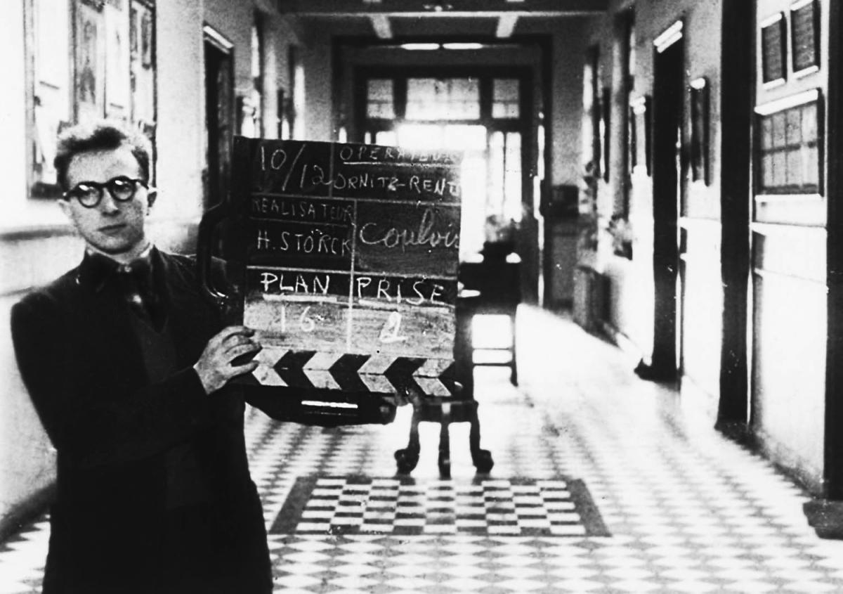 Luc de Heusch sur le plateau de Au carrefour de la vie (Henri Storck, 1948) Luc de Heusch sur le plateau de Au carrefour de la vie (Henri Storck, 1948)