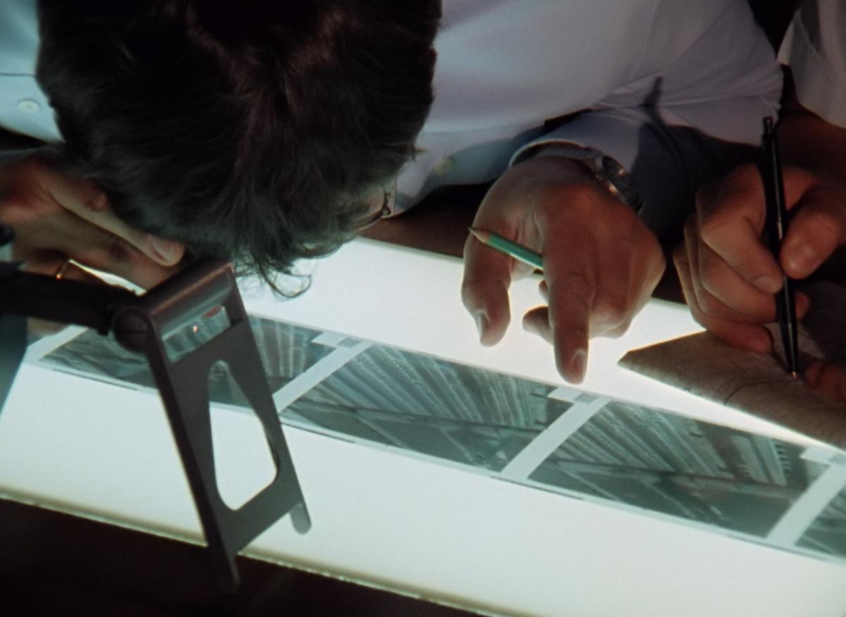 (2) Bilder der Welt und Inschrift des Krieges (Harun Farocki, 1989). Photo: "Images of the World and the Inscription of War" © Harun Farocki 1988 (2) Bilder der Welt und Inschrift des Krieges (Harun Farocki, 1989). Photo: "Images of the World and the Inscription of War" © Harun Farocki 1988