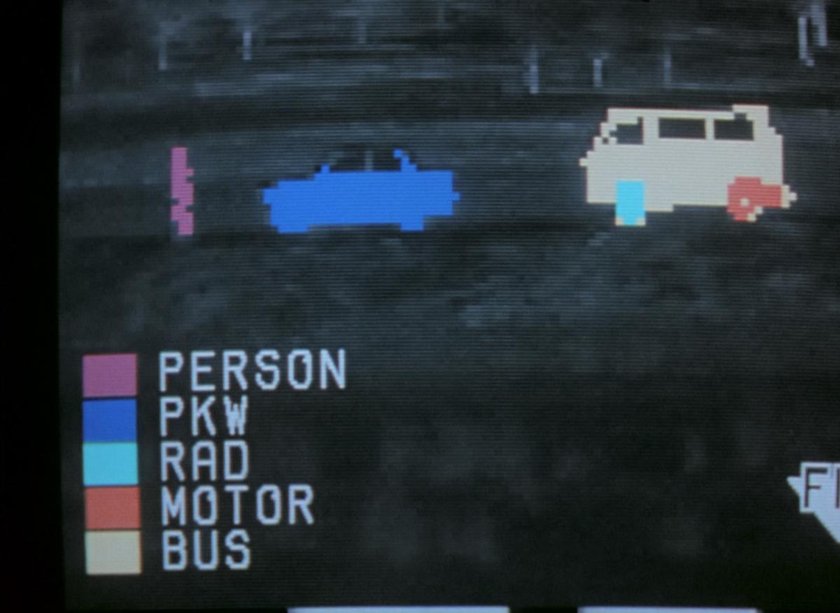 (2) Bilder der Welt und Inschrift des Krieges (Harun Farocki, 1989). Photo: "Images of the World and the Inscription of War" © Harun Farocki 1988 (2) Bilder der Welt und Inschrift des Krieges (Harun Farocki, 1989). Photo: "Images of the World and the Inscription of War" © Harun Farocki 1988