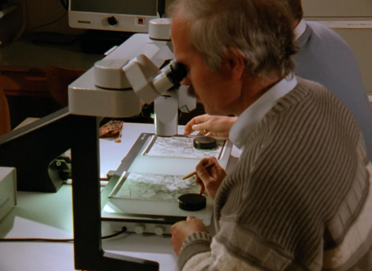(2) Bilder der Welt und Inschrift des Krieges (Harun Farocki, 1989). Photo: "Images of the World and the Inscription of War" © Harun Farocki 1988 (2) Bilder der Welt und Inschrift des Krieges (Harun Farocki, 1989). Photo: "Images of the World and the Inscription of War" © Harun Farocki 1988