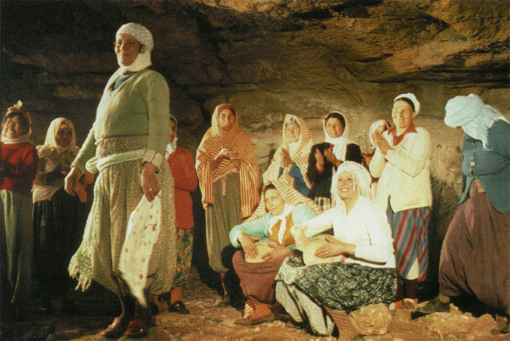 (2) La nouba des femmes du Mont Chenoua (Assia Djebar, 1977); Les femmes dans la grotte de Tipasa (2) La nouba des femmes du Mont Chenoua (Assia Djebar, 1977); Les femmes dans la grotte de Tipasa