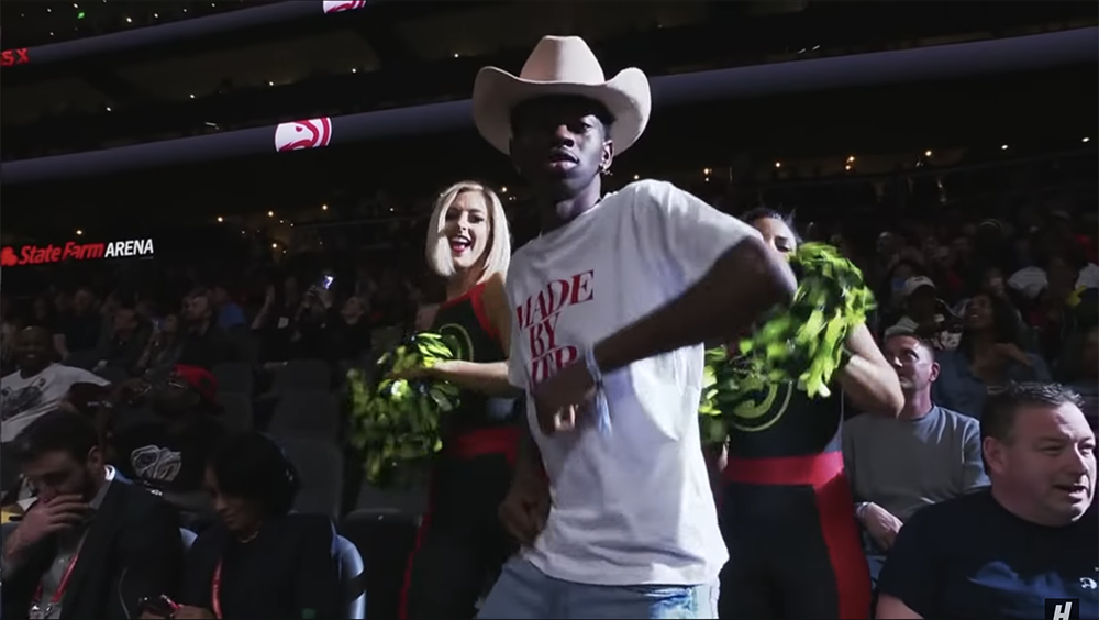 Still uit “Lil Nas X performs Old Town Road LIVE at the Hawks game” Still uit “Lil Nas X performs Old Town Road LIVE at the Hawks game”