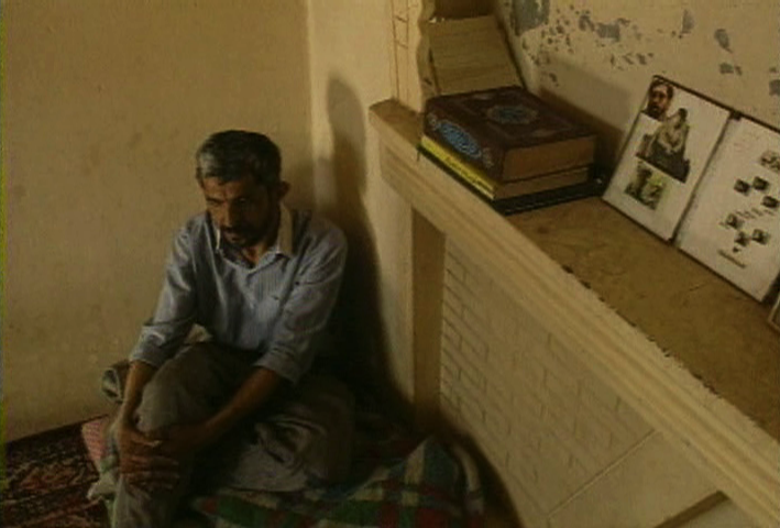 (4) Close-Up Long Shot (Mamhoud Chokrollahi & Moslem Mansouri, 1996) (4) Close-Up Long Shot (Mamhoud Chokrollahi & Moslem Mansouri, 1996)