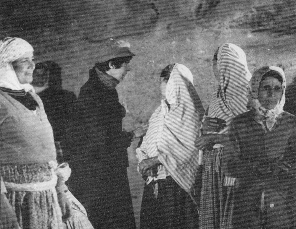 (1) Tournage de La nouba des femmes du Mont Chenoua (Assia Djebar, 1977) (1) Tournage de La nouba des femmes du Mont Chenoua (Assia Djebar, 1977)