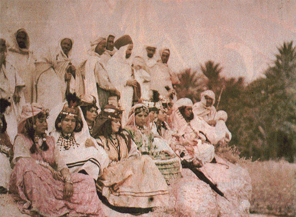 (3) La Zerda ou les chants de l’oubli (Assia Djebar, 1978-1982); Jeune filles de Tlemcen. Groupes de Biskra. Premiers autochromes, 1922 (3) La Zerda ou les chants de l’oubli (Assia Djebar, 1978-1982); Jeune filles de Tlemcen. Groupes de Biskra. Premiers autochromes, 1922