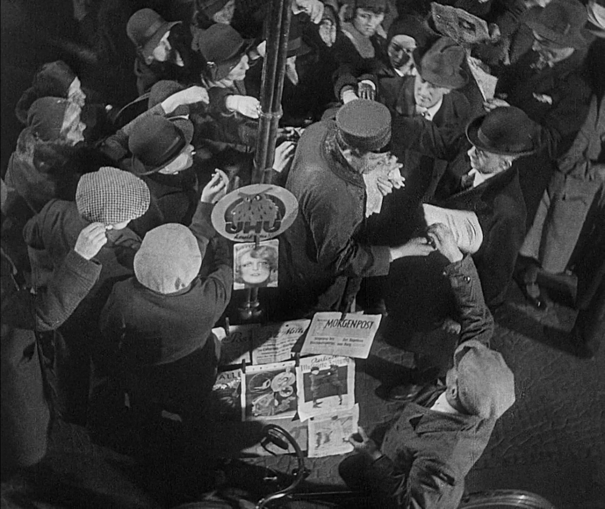 Sale of newspapers in M - Eine Stadt sucht einen Mörder (1931) Sale of newspapers in M - Eine Stadt sucht einen Mörder (1931)
