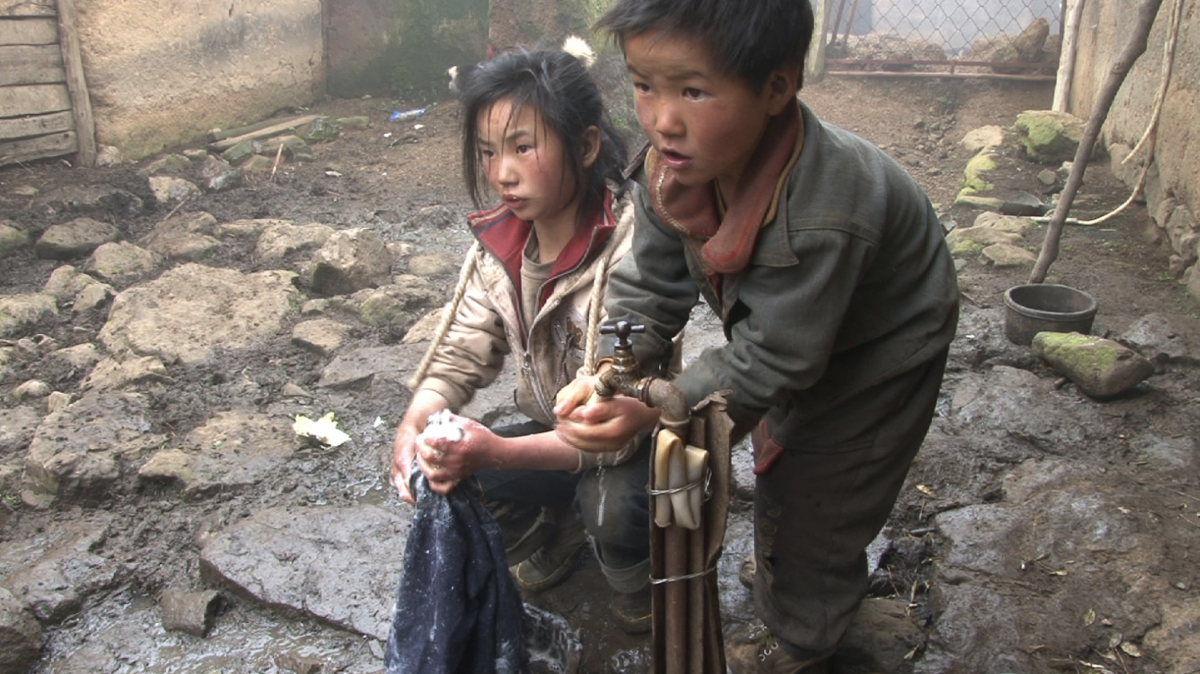 (3) San zimei [Three Sisters] (Wang Bing, 2012)
